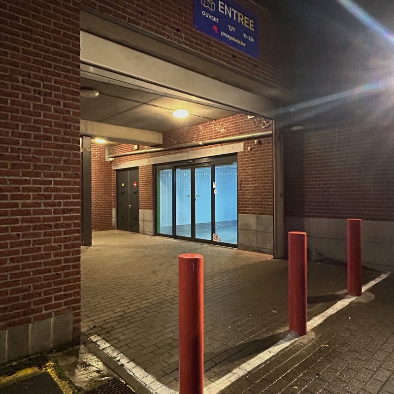 Overdekte ingang van ProxyStock met nachtverlichting