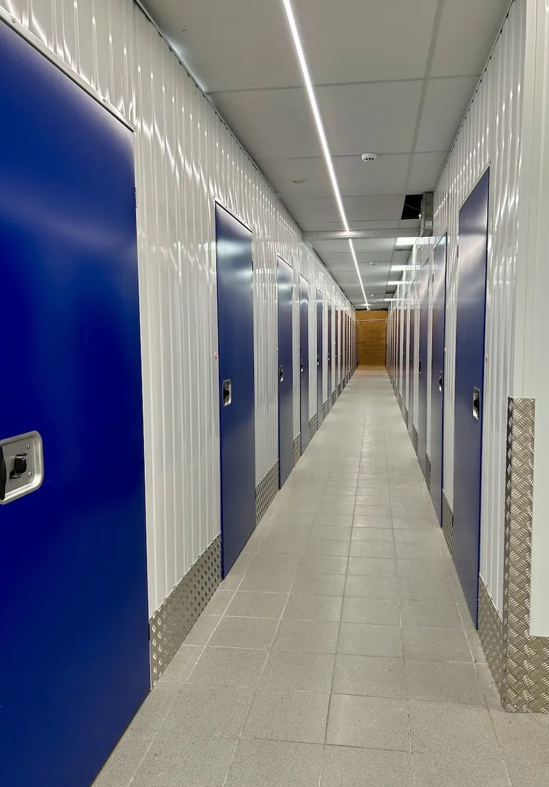 Propere en verlichte gangen met beveiligde boxen bij ProxyStock in Ans
