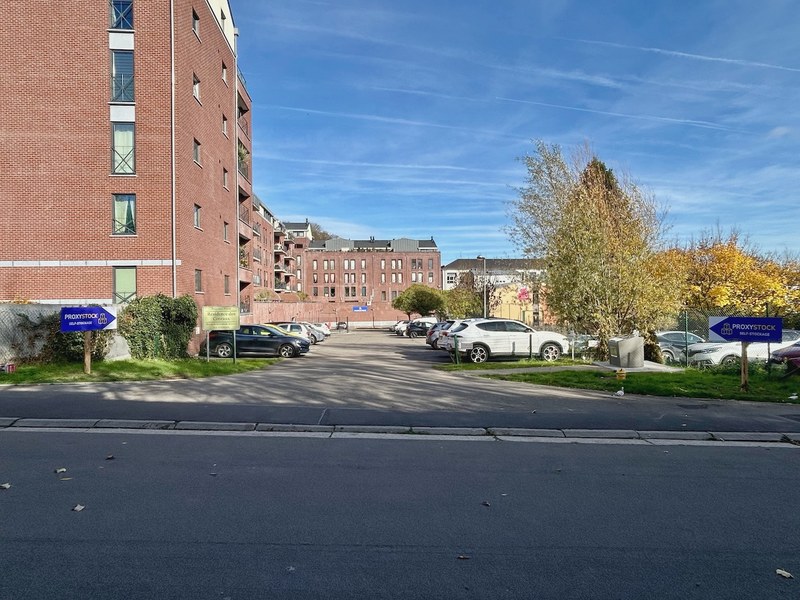 Ingang van ProxyStock zichtbaar vanaf de Rue Président Wilson in Ans